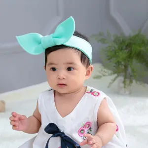 Fascia per capelli con orecchie di coniglio verde menta per bambina, grazioso accessorio.