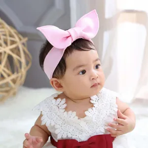 Vista dettagliata di una fascia con orecchie di coniglio rosa per neonate, materiale.