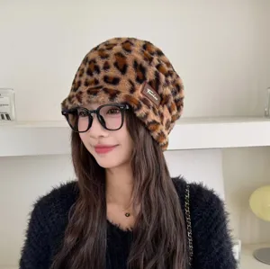 Stylato cheimerino gynaikeio kapelo bucket me leopard print, zesto kai malako.
