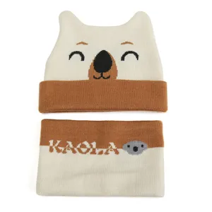 Details des süßen Baby Koala Strickmützen und Schal Sets in Beige und Braun, weich.