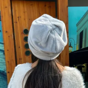 Detailansicht einer kuscheligen Plüsch-Wintermütze im Freien, weiche Textur und warme Passform.
