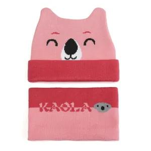 Detailansicht des rosa Strickmützen und Schal Sets für Kinder mit süßem Koala-Design.