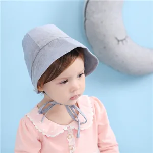 Detailansicht der süßen Baby Haube, weiche Baumwolle einfarbige Prinzessin Mütze für Mädchen.