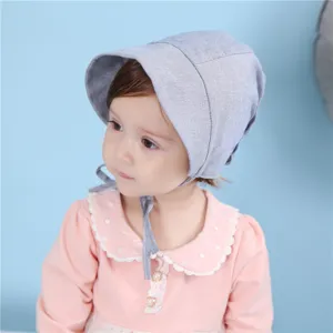 Süße Babymütze aus Baumwolle mit Bindebändern einfarbige Prinzessin Haube Detailansicht