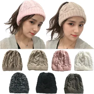 Dettagli berretto da donna in maglia con foro per coda di cavallo, colori vari inverno.