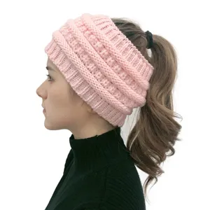 Primo piano dettagliato del berretto rosa lavorato a maglia con elegante motivo a trecce.