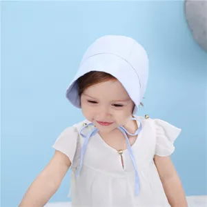 Süßes Baby Baumwoll-Haube in Hellblau mit feinen Bändern, weiches Detail für den Alltag.