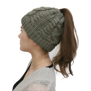 Berretto treccia verde militare coda di cavallo dettaglio, cappello invernale caldo donna.