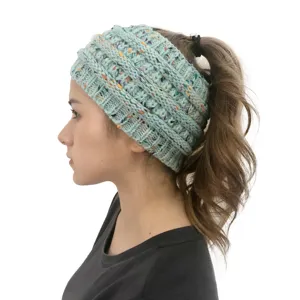 Dettaglio berretto con coda di cavallo lavorato a maglia, fascia calda stile inverno.