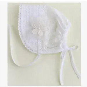 Wit gehaakt babykapje met bloemdecor, lichtgewicht katoenen zonnehoed voor baby.