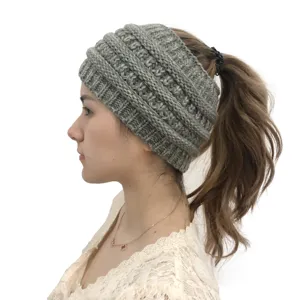Berretto con coda di cavallo grigio lavorato a maglia, dettaglio a coste e foro per capelli.