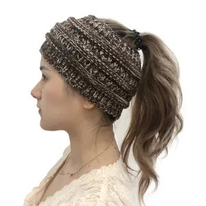 Berretto lavorato a maglia a righe marroni e bianche con coda di cavallo, caldo cappello.