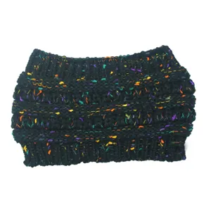 Vista dettagliata della fascia in maglia multicolore per coda di cavallo, calda e spessa.