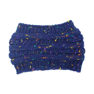 Primo piano del dettaglio del berretto con coda di cavallo in maglia blu scuro, fascia.