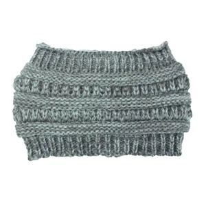 Berretto lavorato a maglia grigio coda di cavallo inverno caldo rigato copricapo dettaglio