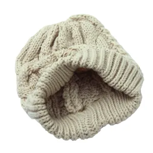Vista ravvicinata dettagliata di berretto in maglia trecce beige caldo inverno moda