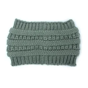 Fascia per capelli invernale calda in maglia tinta unita copriorecchie a costine.