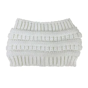 Dettaglio berretto con coda di cavallo in maglia bianca con motivo a righe e design caldo.