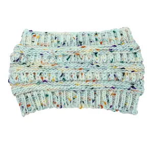 Vista dettagliata della fascia in maglia colorata maculata, con righe a coste strutturate.