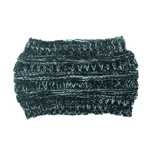 Dettaglio berretto con coda di cavallo lavorato a maglia nero bianco fascia calda accessorio
