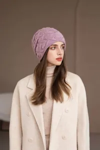 Chic berretto in maglia viola con perle delicate, cappello caldo ed elegante per i giorni invernali.