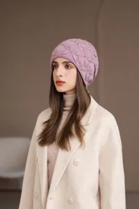Elegante berretto in maglia da donna con perle decorative e comodo tessuto caldo.