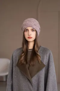 Vista dettagliata della calda ed elegante cuffia in maglia da donna con perle per l'inverno.