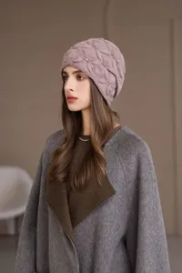 Vista dettagliata del cappello in maglia con eleganti dettagli di perle per l'inverno.