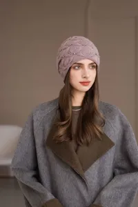 Vista dettagliata del berretto in maglia calda invernale da donna con perle, stile elegante.