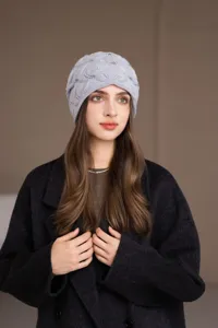 Berretto in maglia grigia con perle, cappello invernale caldo e comodo per donne e ragazze.