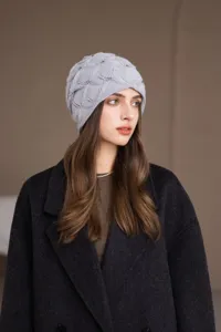 Accogliente berretto invernale in maglia da donna elegante cappellino grigio caldo morbido