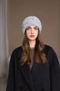 Primo piano dettagliato di un berretto in maglia grigia con perle delicate per l'inverno.