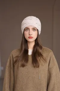 Berretto invernale in maglia calda con perle e strass, cappello slouchy morbido ed elegante donna.