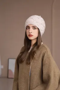 Primo piano dettaglio di berretto in maglia caldo invernale da donna con decorazioni perle.