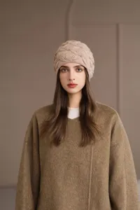 Primo piano di un accogliente berretto in maglia con perle delicate per il freddo.