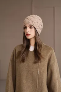 Berretto in maglia beige con elegante motivo a rombi e delicati dettagli di perle.