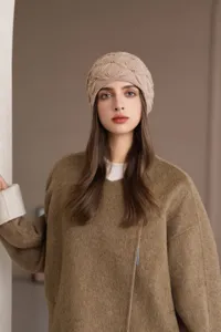 Comodo berretto in maglia beige con delicati dettagli di perle, caldo accessorio invernale.