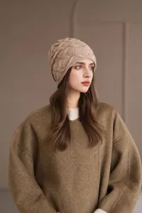 Calda cuffia in maglia lavorata per donna, elegante berretto slouchy decorato con perle.