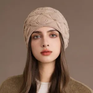 Elegante berretto in maglia invernale da donna, cappello caldo con dettagli di perle.