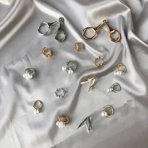 Elegantes Seidenschal-Ring-Set aus Metall mit edlem Pferdegebiss- und Perlendesign.