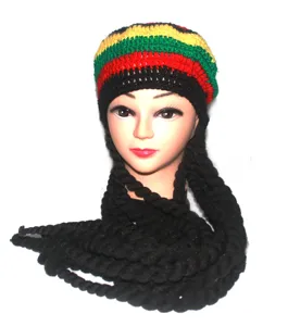 Handgemachte Häkel Rasta Mütze mit langen Dreadlocks Zöpfen für warme Wintermode.