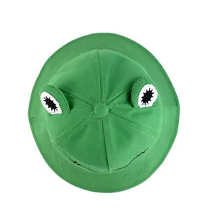 Süßer grüner Frosch-Eimerhut mit gestickten Details, ideal für lässigen Sonnenschutz im Alltag.
