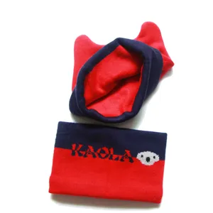 Kinder Winter Strickmütze und Schal Set, rot blau Kontrast Design mit koala Muster Detail.