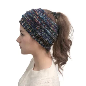Gedetailleerd zij-aanzicht van een gekleurde gemêleerde gebreide haarband, ideaal voor de winter.