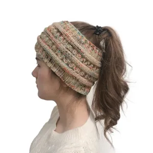 Gedetailleerd overzicht van een grof gebreide haarband in meerkleurig garen voor de winter.