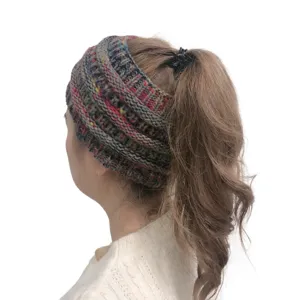 Gebreide paardenstaart hoofdband detail, kleurrijke wollen haaraccessoire voor dames.