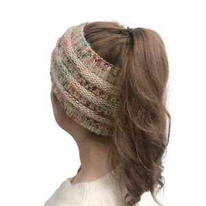 Detailopname van kleurrijke gebreide paardenstaart hoofdband, textuur winter haaraccessoire.