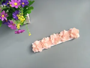 Details of pink 5-flower baby hairband, cute chiffon floral hair accessories for infants.