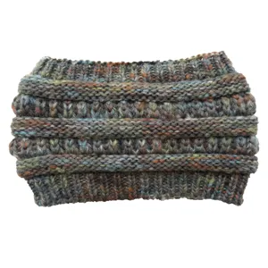 Detailopname van de kleurrijke gebreide wollen hoofdband met fijne wintertextuur.