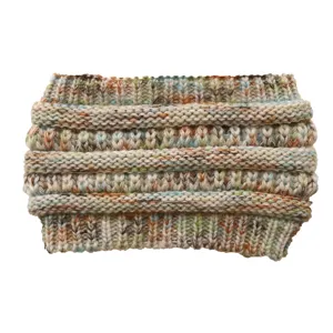 Gedetailleerd uitzicht op een gezellige meerkleurige gebreide haarband, heerlijk warm.